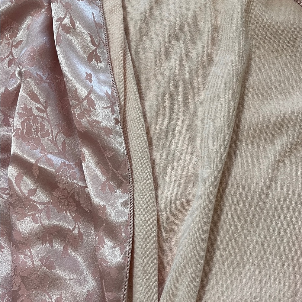 Victoria's Secret Pink Satin Floral Robe - Picture 5 of 10